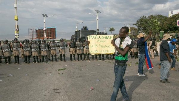 Los ciudadanos continúan desplegados en las calles de Haití protestando contra el Gobierno de Martelly y ahora en contra de la llegada de la OEA al territorio.
