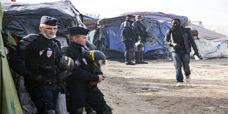 Un grupo de refugiados, incluidos menores, sigue en Calais y durmieron en condiciones difíciles.
