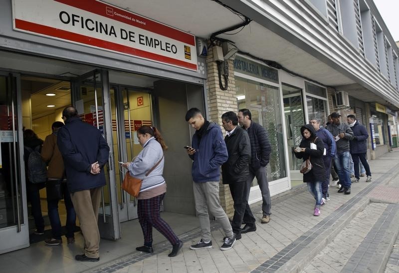 Españoles a diario salen a visitar las oficinas de empleo en busca de un golpe de suerte.