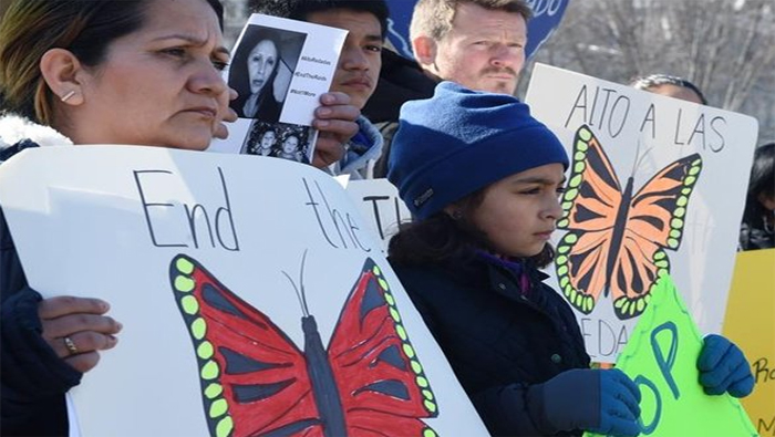 Inmigrantes piden a Obama parar las deportaciones antes que culmine su mandato.