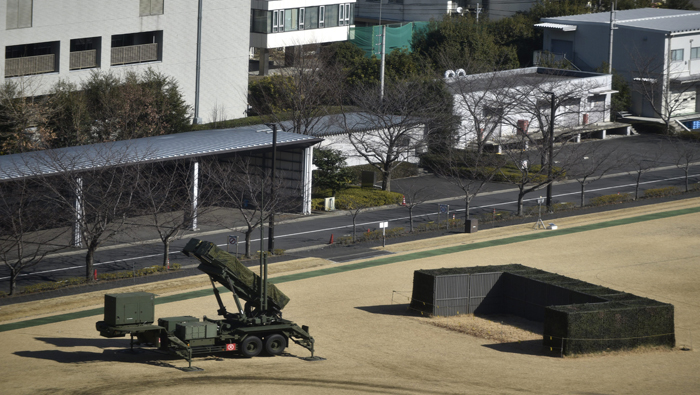 El sistema de misiles tierra-aire de Japón, el PAC-3, es desplegado ante el posible lanzamiento de un misil balístico por parte de Corea del Norte en Tokio.