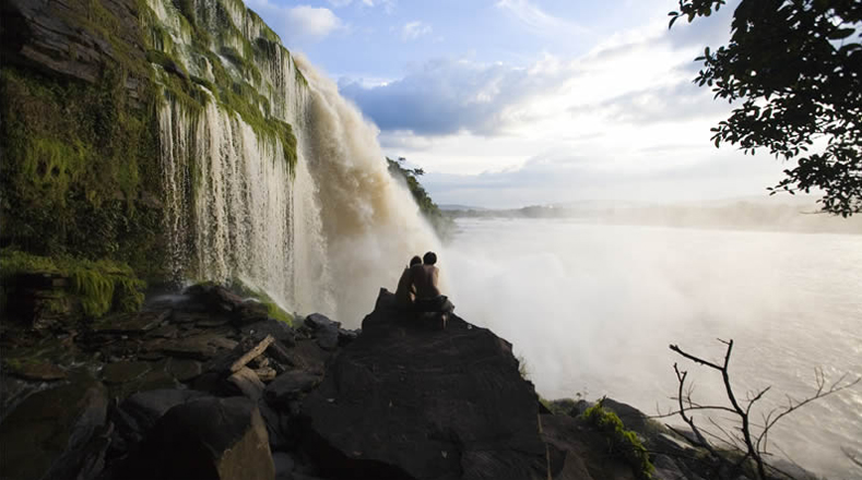 El Salto Ángel es el salto de agua más grande del mundo, se encuentra ubicado en el Parque Nacional Canaima al sur de Venezuela.