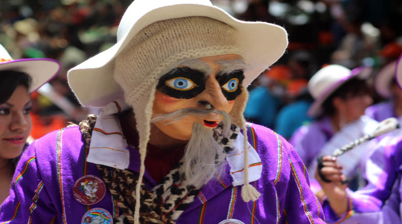 18 tipos de danzas, entre ellos la Diablada, Morenada, Caporal, Tobas, Tinku, Llameros, Cullaguas, recorrieron las calles céntricas de Oruro.