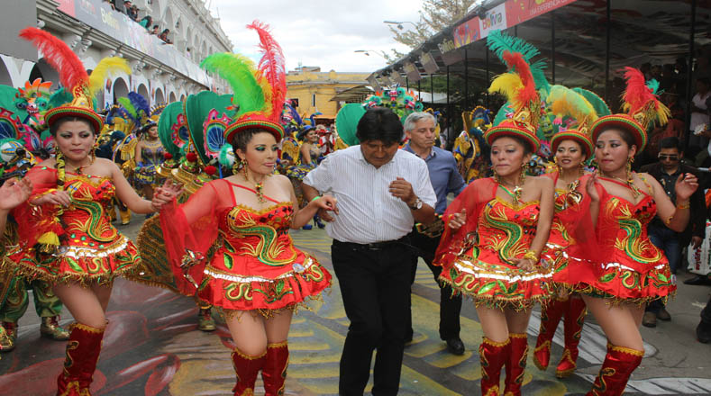 En el carnaval de Oruro participan 52 conjuntos folclóricos, unos 30 mil danzarines y al menos 7 mil músicos.