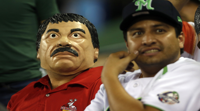 Un hombre seguidor de los Venados de Mazatlán de México utiliza una máscara del narcotraficante Joaquín "El Chapo" Guzmán