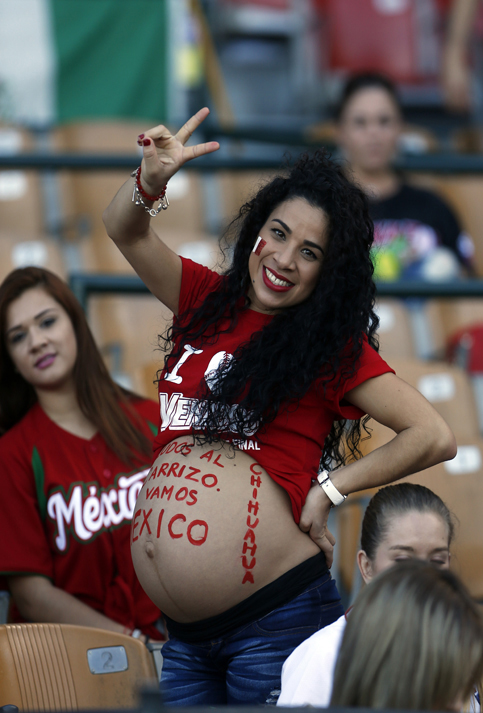 Una mujer  apoya al equipo Venados de Mazatlán (México)