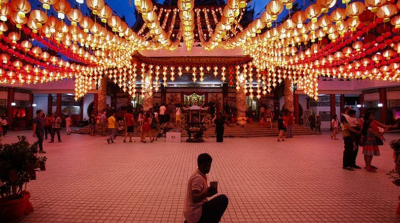 Un turista se toma una foto bajo las linternas chinas tradicionales en Kuala Lumpur, Malasia. 