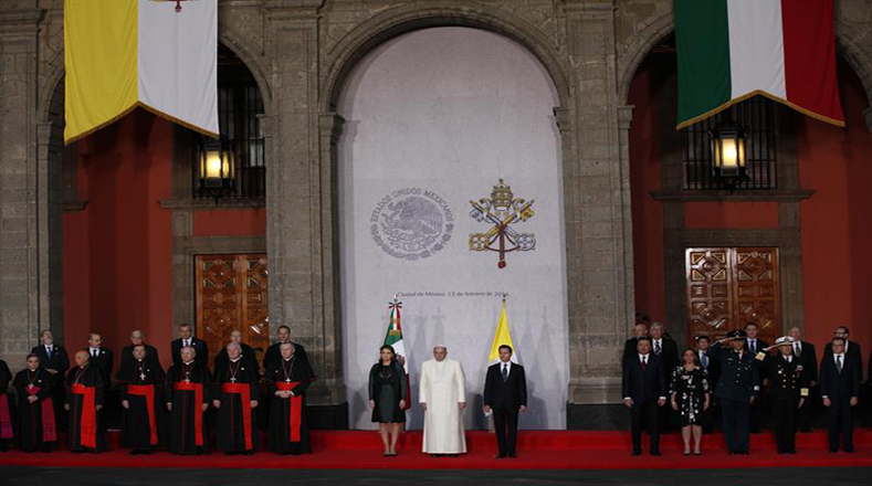 El sumo Pontífice visitó este sábado al Palacio de Gobierno de México, donde fue recibido por el presidente Enrique Peña Nieto con una ceremonia oficial. 