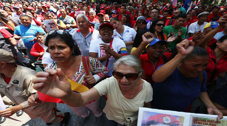 Desde horas del medio día el pueblo venezolano se reunió en la Plaza Bolívar de Caracas, capital de Venezuela para apoyar las medidas del presidente Maduro.