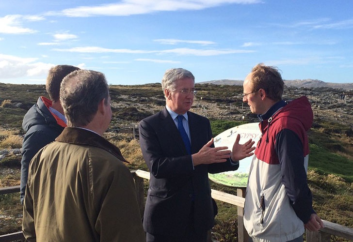 El secretaria británico de Defensa conversó con residentes de las islas Malvinas