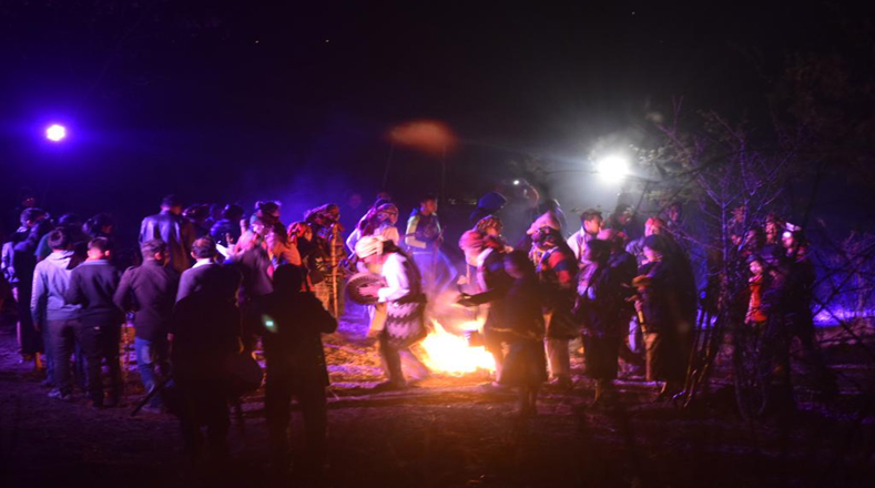 Danzan alrededor del Fuego Sagrado Mayas de Tujal, mientras esperan Año Nuevo en centro ceremonial Chutixtyox.