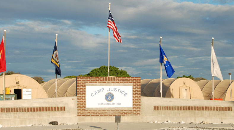La cárcel de Guantánamo se encuentra dentro de la base militar de Estados Unidos en Cuba (oeste).