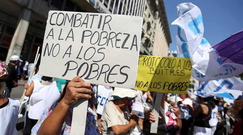 El pueblo argentino se ha visto afectado por el alza en servicios fundamentales como el agua, el gas y los alquileres. Además, Macri ha retomado las negociaciones con los fondos buitre.
