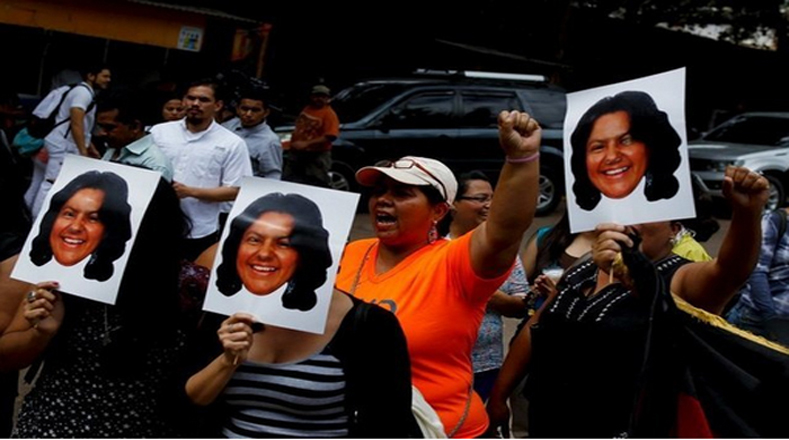 En las calles de la capital hondureña (Tegucigalpa) muchos son los que exigen justicia por la muerte de la líder indígena, Berta Cáceres.