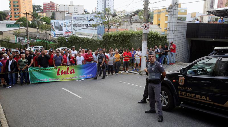Con pancartas alusivas al expresidente a las afueras de su residencia en Sao Paulo (sur de Brasil).