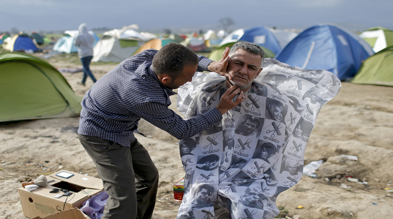 Las barberías informales resultan se observan en los centros de refugiados habilitados por Grecia. 
