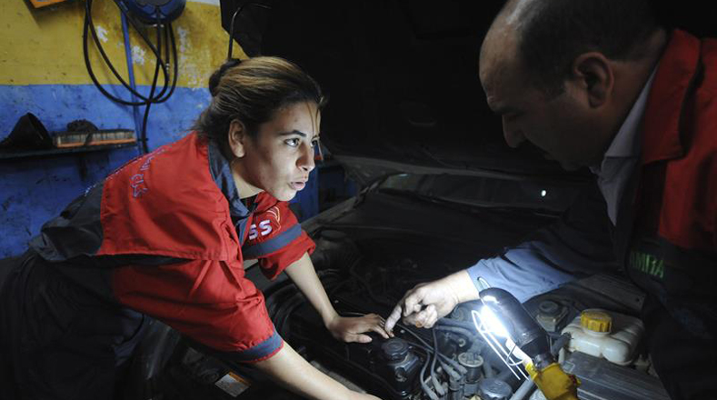 Ella es Oumaima Boukerch, una joven de 23 años dedicada a la mecánica en un garaje de Rabat (Marruecos). Afirma que esa profesión en Marruecos, se considera reservada a los hombres, y que aún no ve con buenos ojos a las mujeres, pero eso es lo que ella eligió, lo que a ella le gusta y está en capacidad para hacerlo.