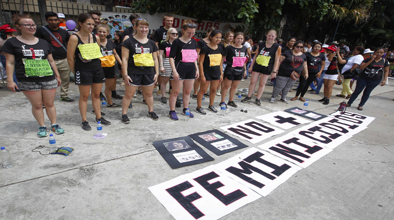 Un grupo de mujeres salvadoreñas de diferentes organizaciones feministas y defensoras de los derechos humanos se congregan en San Salvador, para pedir por una vida libre de violencia y el cumplimiento de leyes que garantizan el respeto a sus derechos en un país con altos índices de criminalidad.