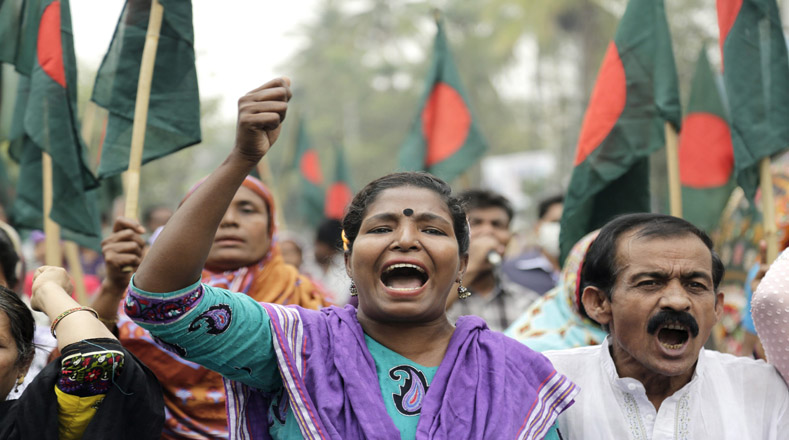 Un grupo de trabajadores textiles y líderes sindicales en Daca, Bangladés, manifestaron en el marco del Día Internacional de la Mujer, para reclamar una mejora en las condiciones laborales, es decir, que sea más flexible para organizar el tiempo en el cuidado de una familia y el trabajo en la fábrica.