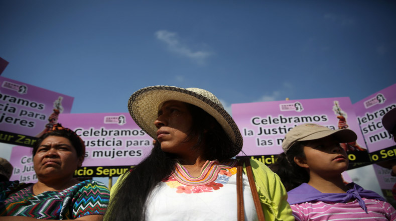 Un centenar de mujeres, entre ellas indígenas, exigieron el cese de la violencia de género y la paridad en la política en la capital de Guatemala.
