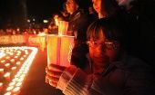 Diversidad de personas participan con velas encendidas para conmemorar La Hora del Planeta en Bolivía 