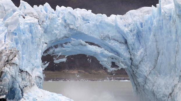 La ruptura de un arco de hielo en el glaciar Perito Moreno, en Argentina, suele ocurrir cada dos o cuatro años.
