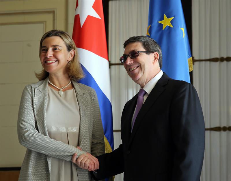 La jefa de la diplomacia europea Federica Mogherini y el canciller Bruno Rodríguez tras sostener una reunión bilateral.