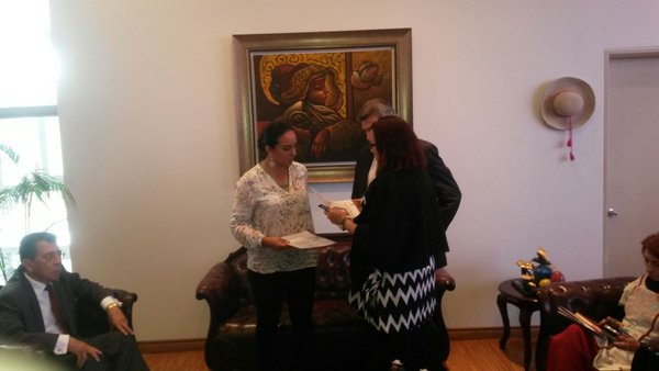 Representantes del Comité de Víctimas de las Guarimbas entregaron la ley de amnistía a la presidenta de la AN de Ecuador