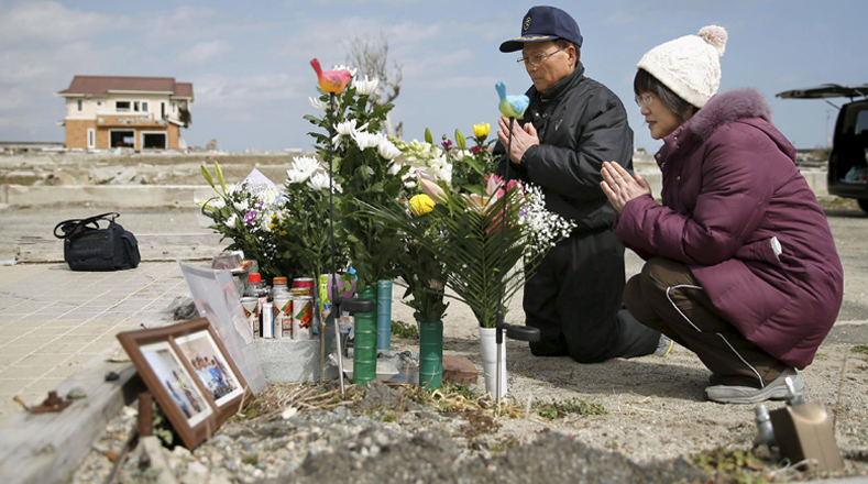 Padres rezan por su hija que murió durante el accidente nuclear de Fukushima
