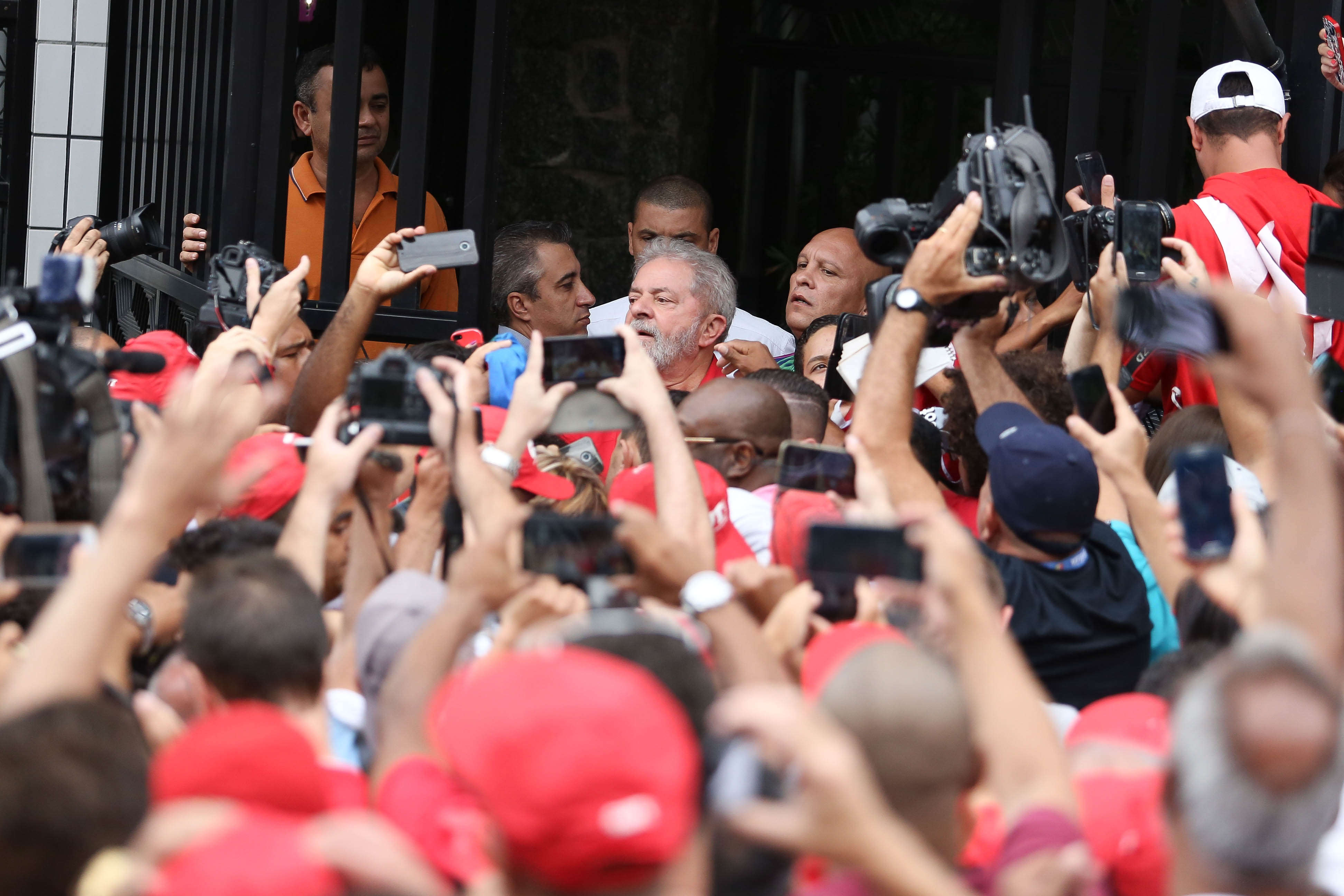 Las expresiones de apoyo a Lula da Silva se realizan en el marco de la conmemoración de los 30 años de reconstrucción de la democracia.