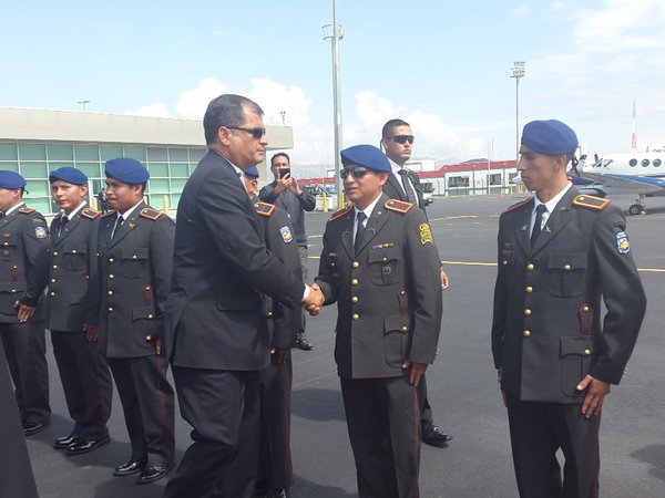 El presidente de Ecuador recibió los féretros de los soldados fallecidos este martes en el accidente aéreo.