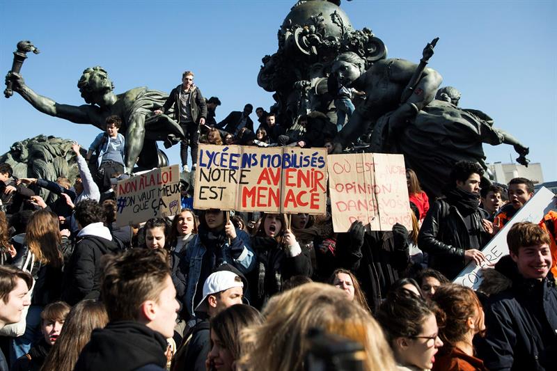 Movimientos estudiantiles se congregaron en la Plaza de la Nación en París, Francia, en rechazo a la reforma laboral que quiere impulsar François Hollande