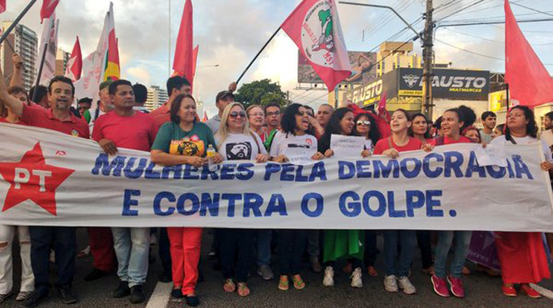 Un grupo de mujeres expresa su apoyo a la democracia y rechazan la amenaza de golpe de Estado en la nación.