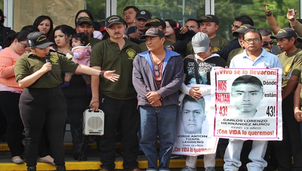 Nestora Salgado se solidarizó con los padres de los 43 estudiantes normalistas desaparecidos de Ayotzinapa en 2014.