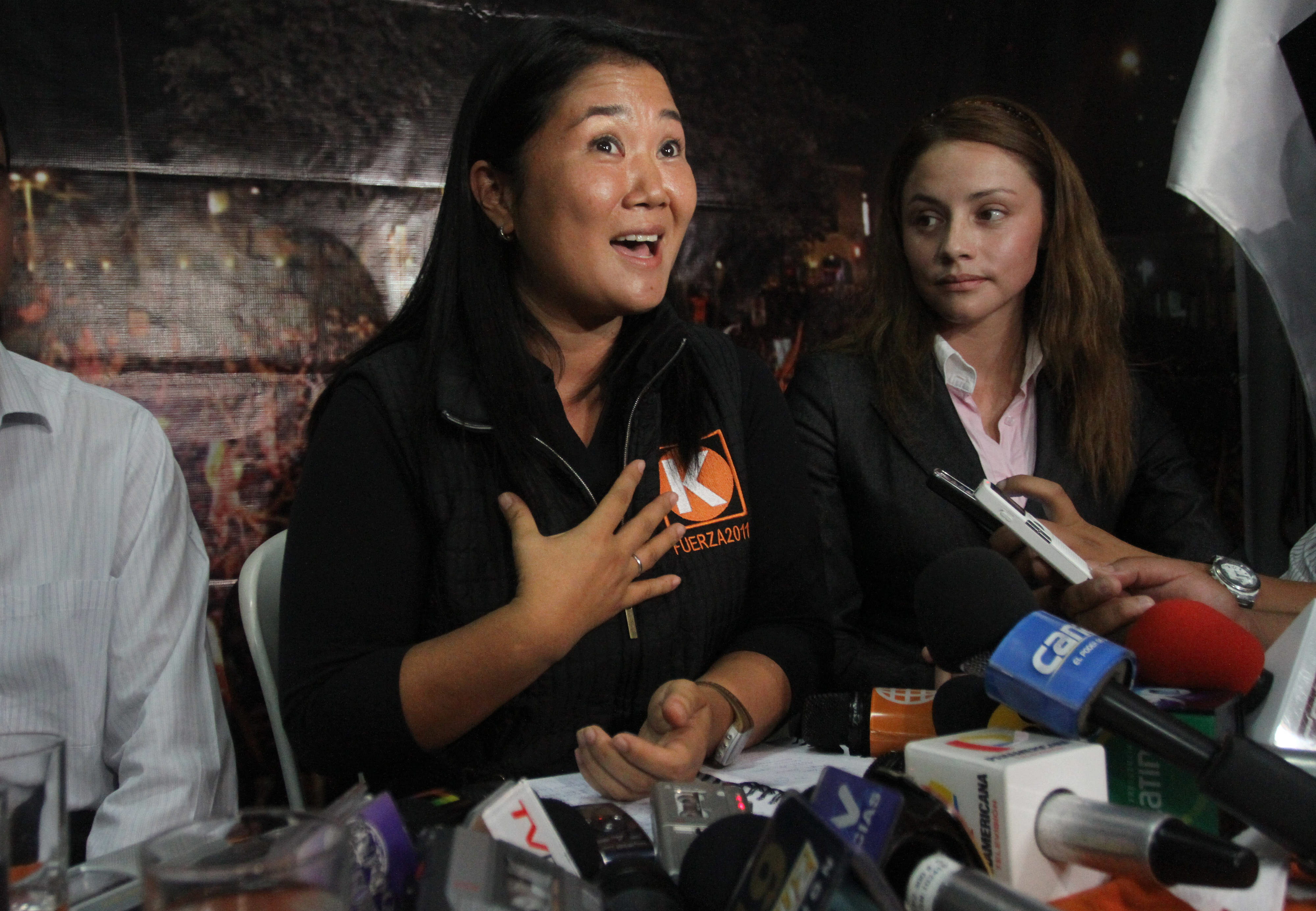 Keiko Fujimori es acusada de haber infrigido la norma electoral al participar en la entrega de dinero participantes de un concurso organizado por