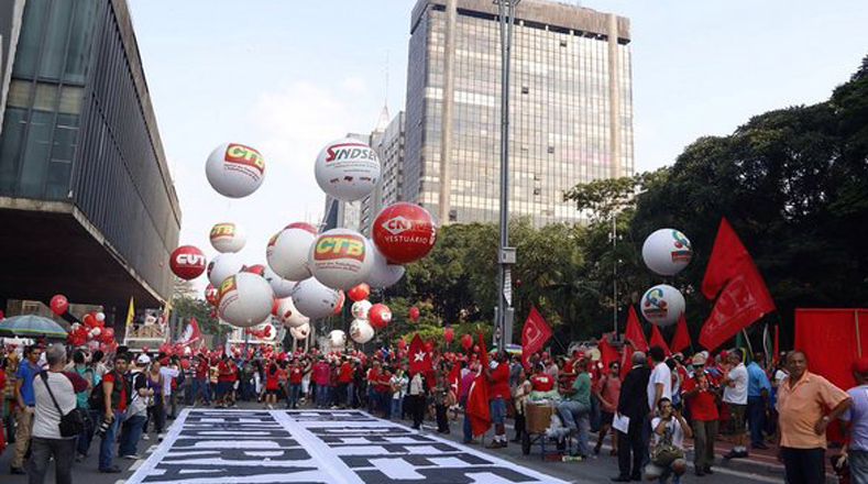 Con banderas, simpatizantes de Lula y Rousseff expresan su apoyo al Gobierno.