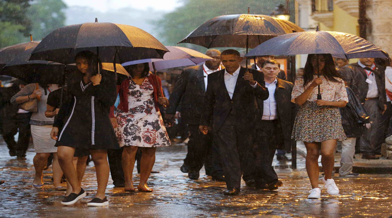Bajo la lluvia el mandatario recorrió el domingo las calles de La Habana Vieja, acompañado de su familia. 