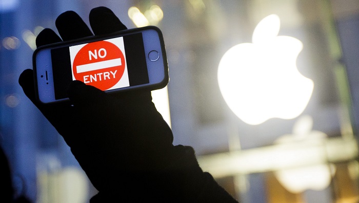 Apple lucha contra una orden judicial que el FBI afirma que ayudaría en una investigación contra el terrorismo en San Bernandino, California.