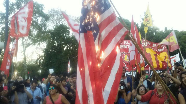 Los participantes quemaron la bandera de EE.UU. para rechazar la presencia de Obama en Argentina.