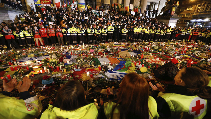 En la plaza de la Bolsa en Bruselas trabajadores de los servicios de emergencia guardaron un minuto de silencio por las 31 víctimas.