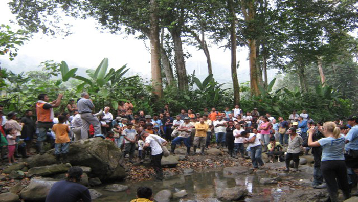 Habitantes de la Comunidad de Paz de San José de Apartadó en Colombia sostienen una reunión para enfrentar la inseguridad que reina en la zona, debido a la presencia paramilitar.