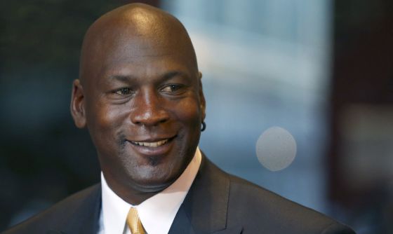 El deportista retirado de 53 años, Michael Jordan, registró un ingreso de 110 millones de dólares por sus negocios en el 2015.
