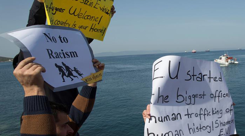 Ciudadanos turcos protestan contra el acuerdo migratorio entre Turquía y la UE. 