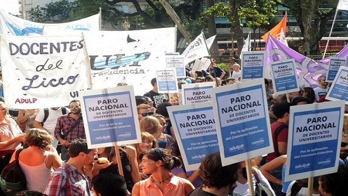 Docentes argentinos demandan al presidente Macri una serie de reivindicaciones