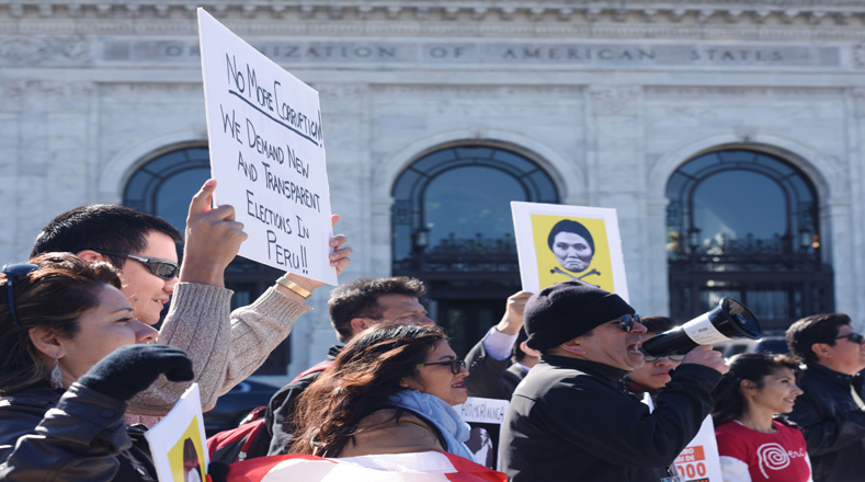 A 24 años del autogolpe del dictador Alberto Fujimori, los peruanos protestaron contra la candidatura presidencial de su hija, Keiko Fujimori.