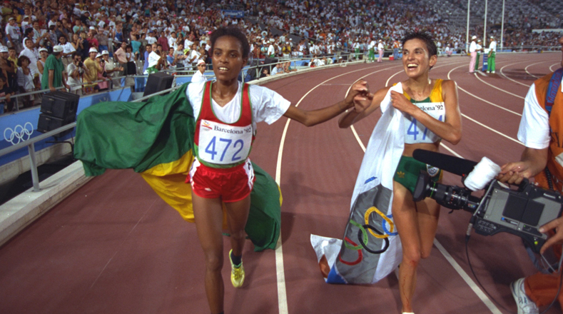 En el marco de la liberación de Sudáfrica del Apartheid. En la carrera de 10 mil metros, las atletas Derartu Tulu (una atleta negra de Etiopía) y Elena Meyer (una atleta blanca de Sudáfrica), obtuvieron el primer y segundo puesto, respectivamente.