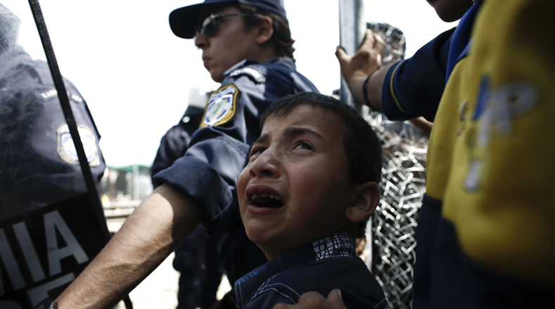 Este jueves, niños y adultos protagonizaron una dramática manifestación entre Grecia-Macedonia pidiendo la apertura de la frontera. 