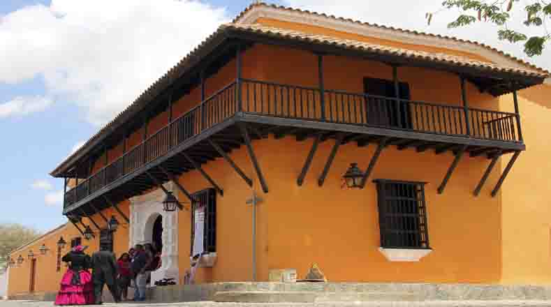 La ciudad de Santa Ana de Coro es una de las más antiguas de Venezuela y su Casco Histórico se conserva intacto con sus calles empedradas.