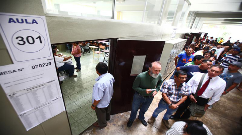 Decenas de electores aguardan para ejercer su derecho al voto en el distrito de La Perla, Callao. 