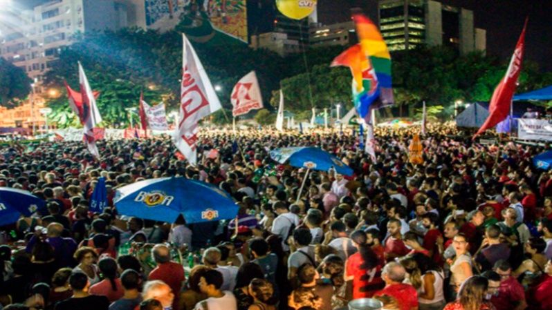 Líderes sociales, estudiantes, trabajadores y defensores de los derechos humanos se sumaron a la concentración a favor de la mandataria brasileña.